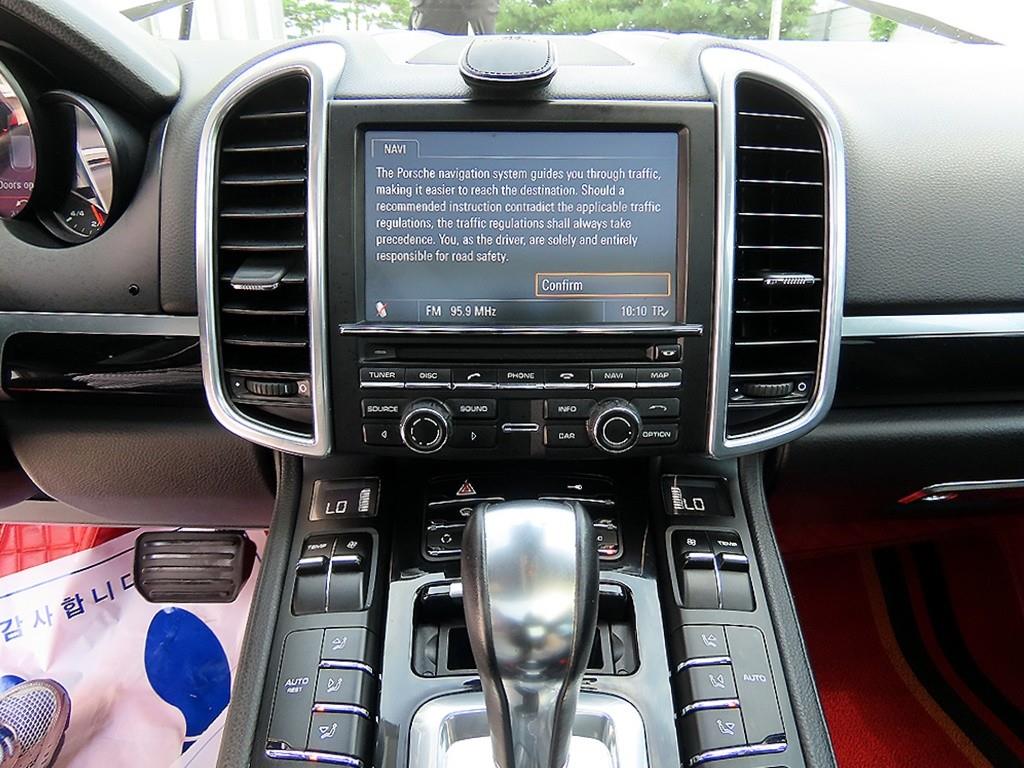 Porsche Cayenne — photo 14