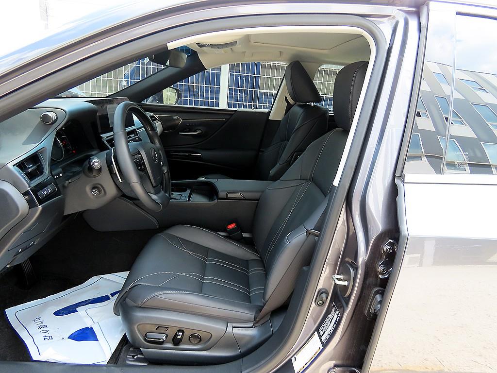 Lexus ES — photo 05