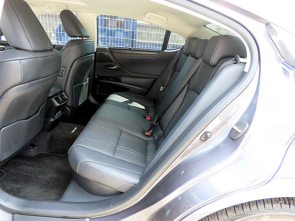 Lexus ES — photo 06