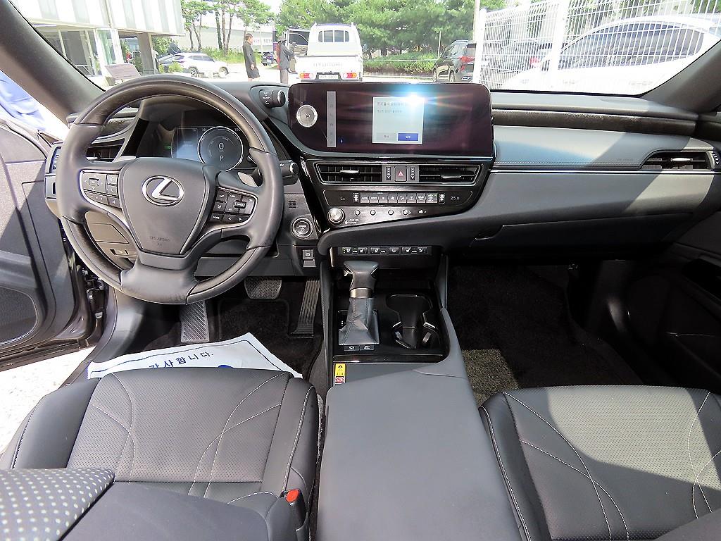 Lexus ES — photo 07