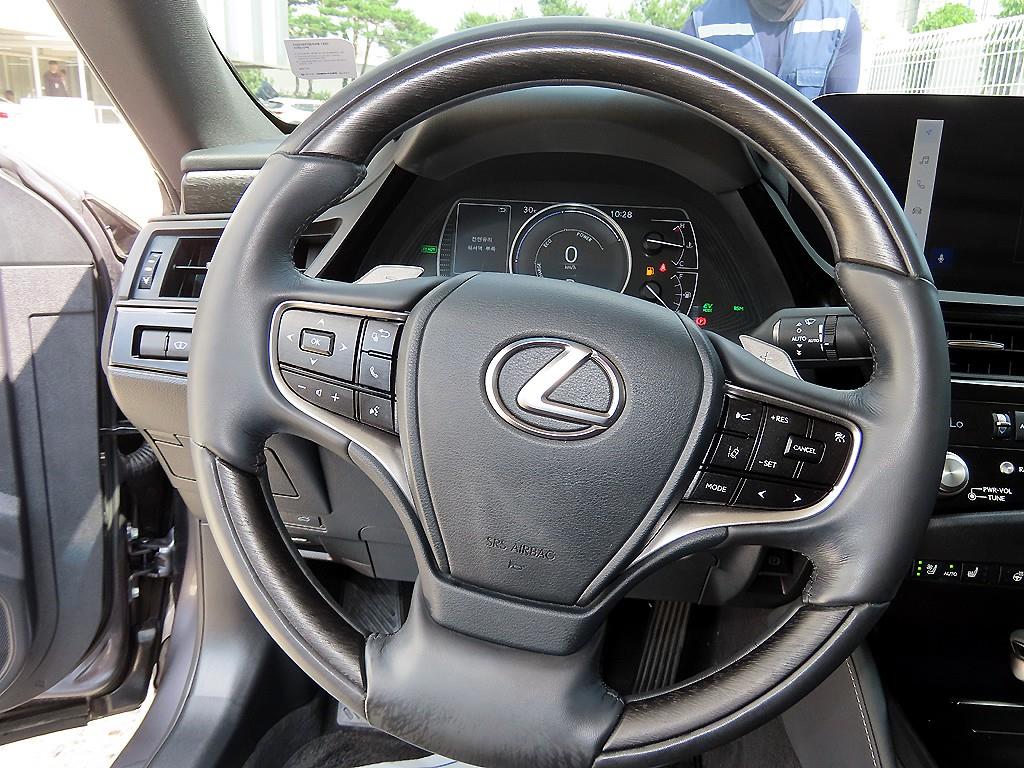 Lexus ES — photo 08
