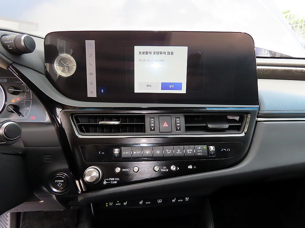 Lexus ES — photo 13