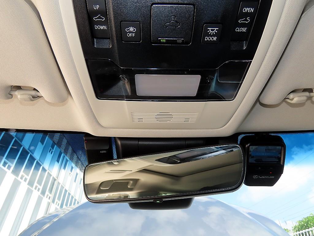 Lexus ES — photo 16