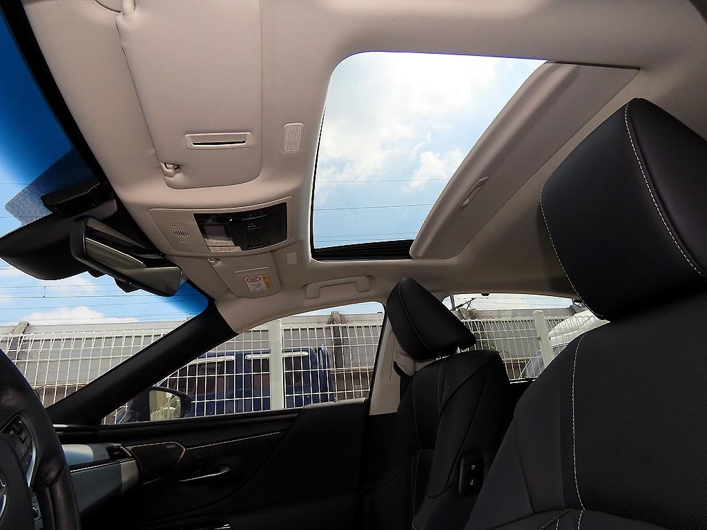 Lexus ES — photo 17