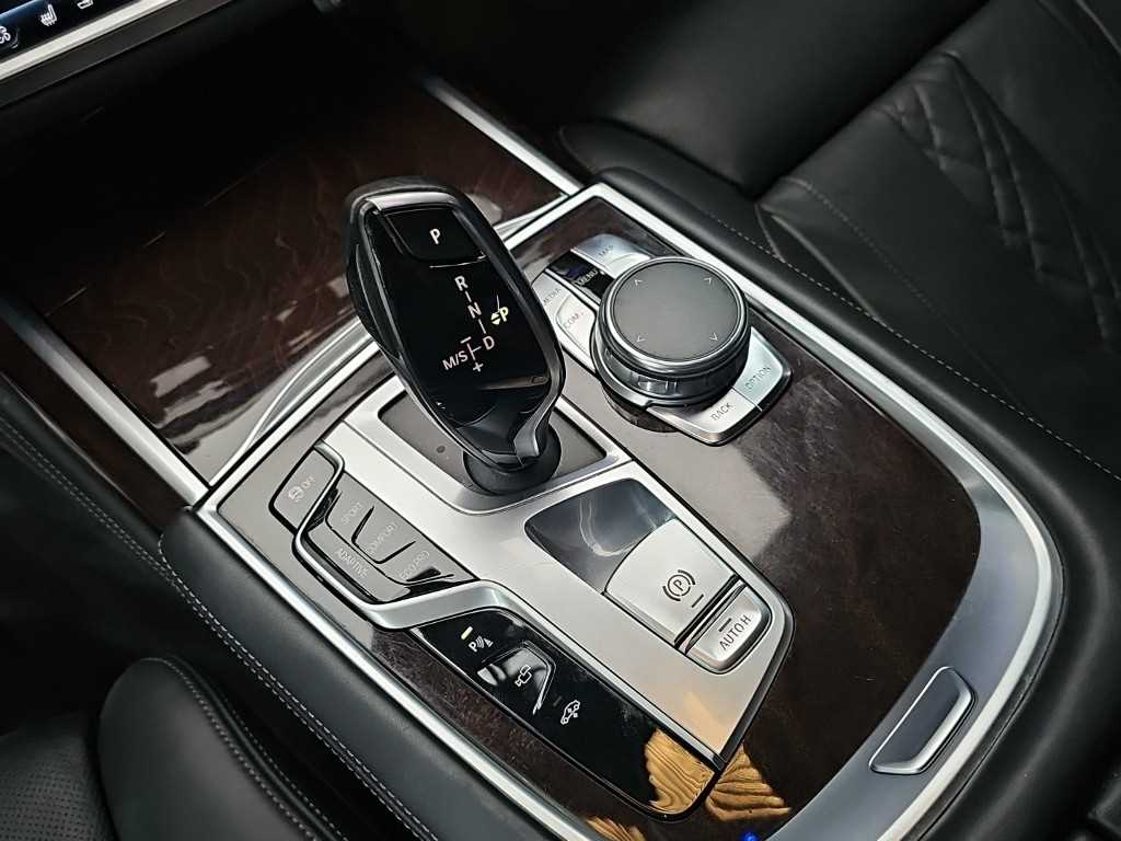 BMW 7-Series — photo 08