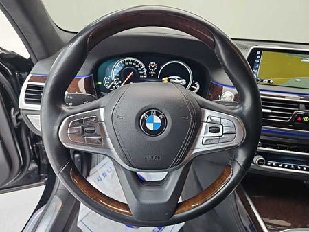 BMW 7-Series — photo 09