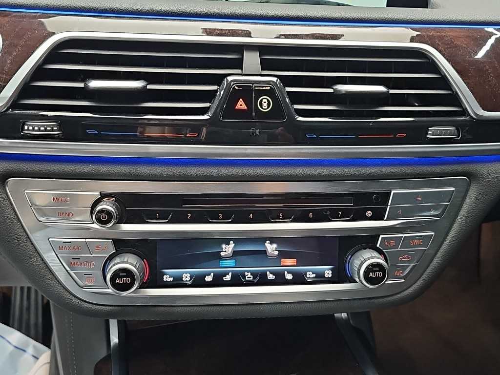 BMW 7-Series — photo 10
