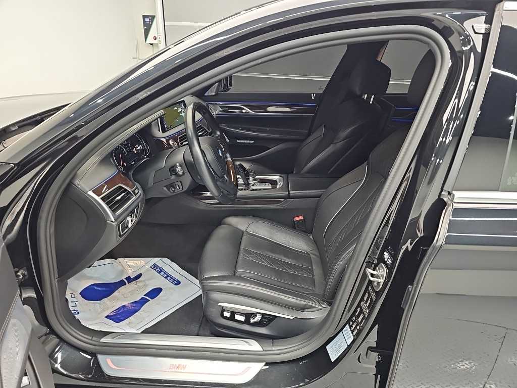 BMW 7-Series — photo 11