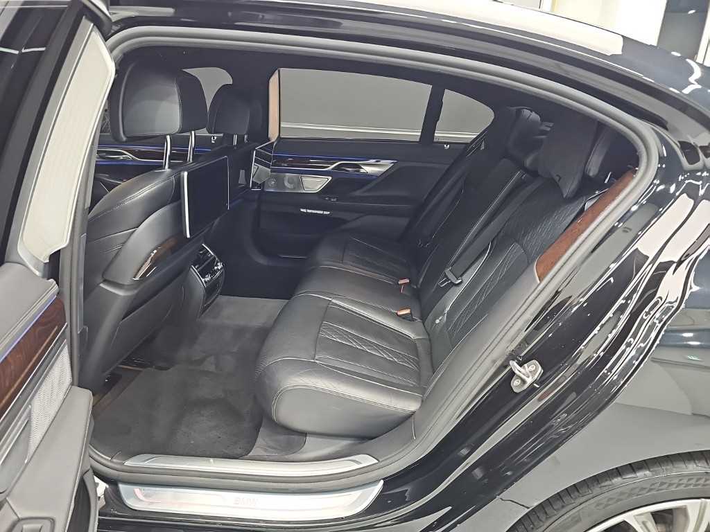 BMW 7-Series — photo 12