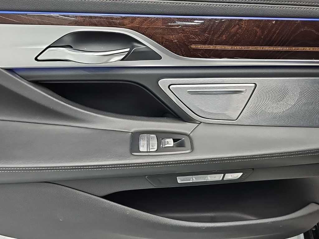 BMW 7-Series — photo 13