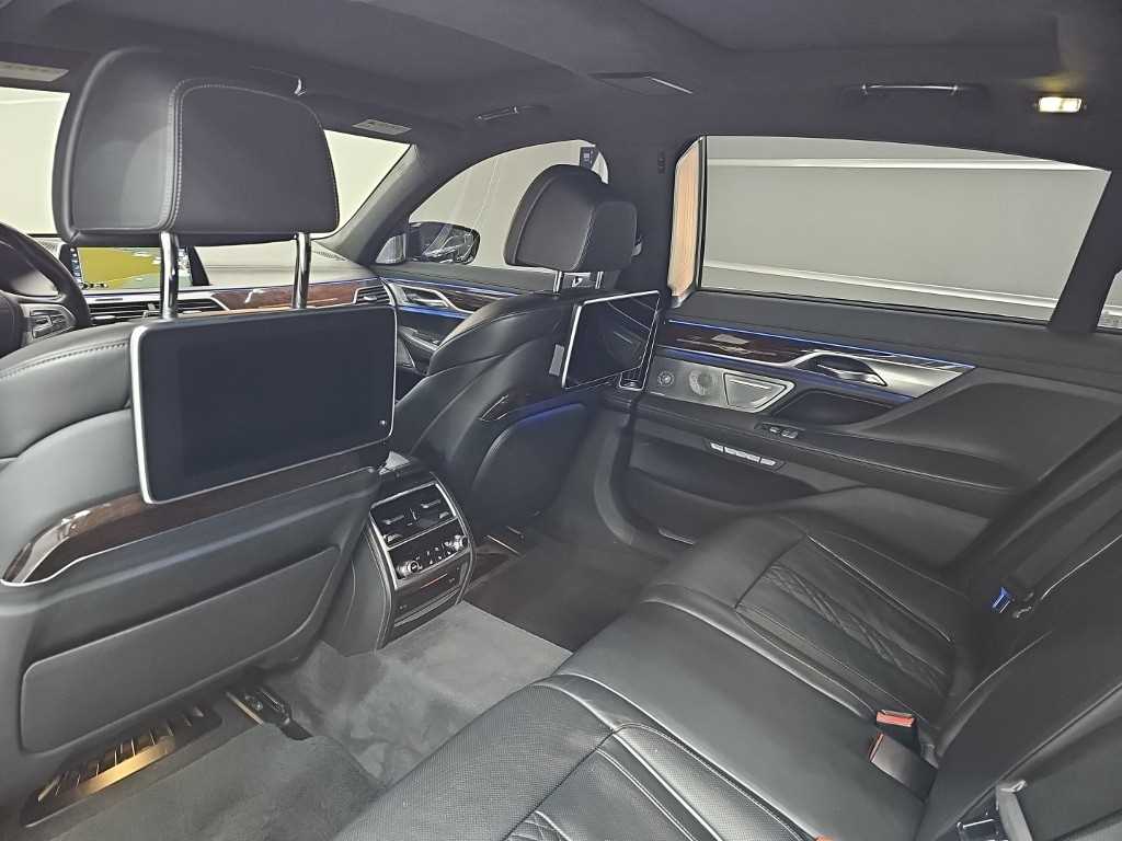 BMW 7-Series — photo 14