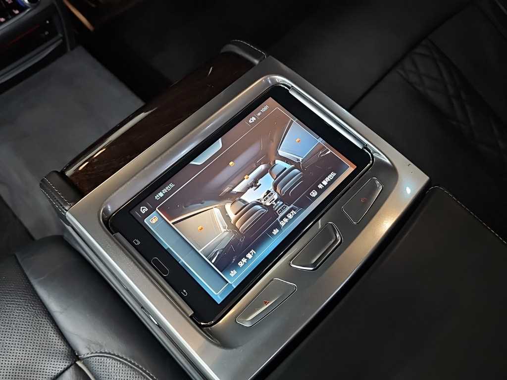 BMW 7-Series — photo 15