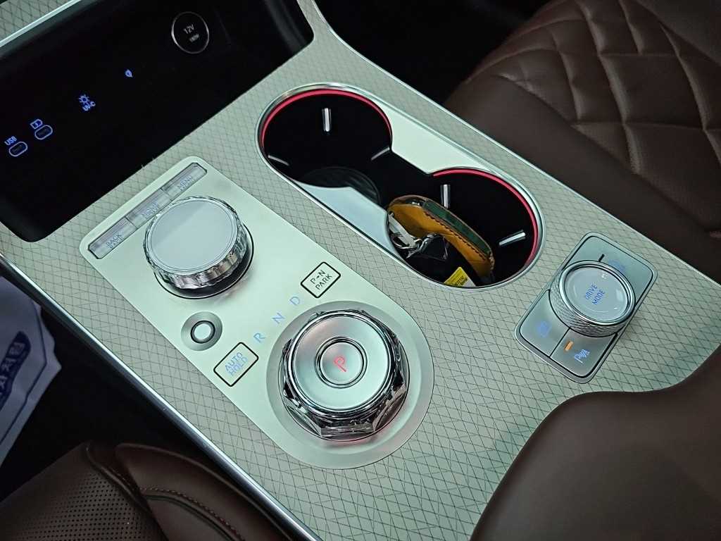 Genesis GV80 — photo 08
