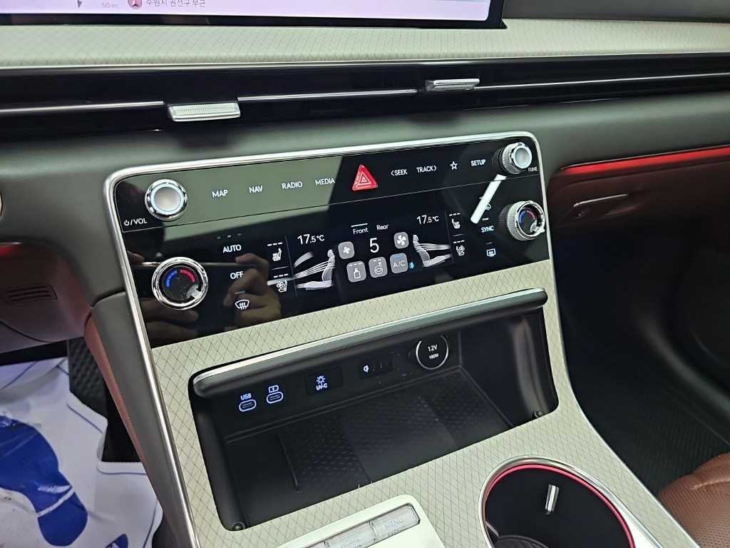 Genesis GV80 — photo 17