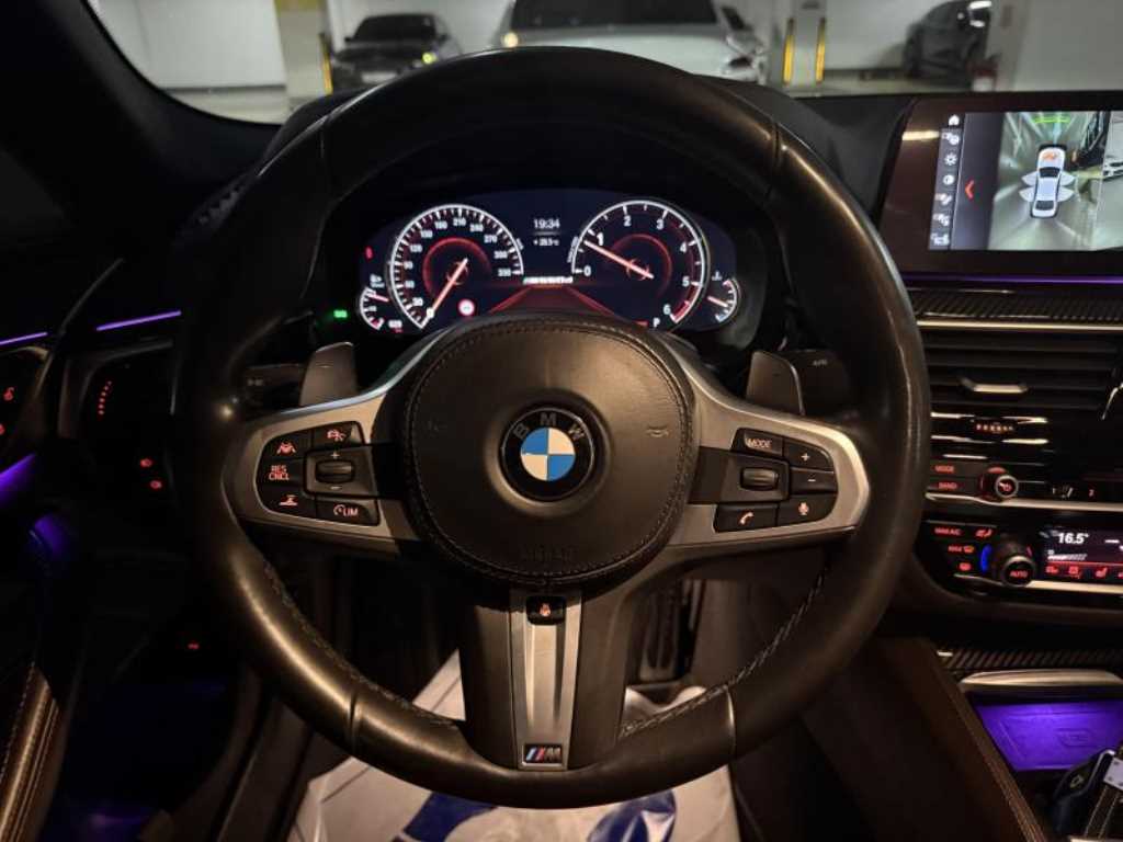 BMW 5-Series — photo 10