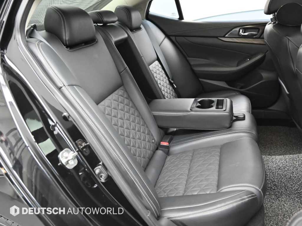 Nissan Maxima — photo 12