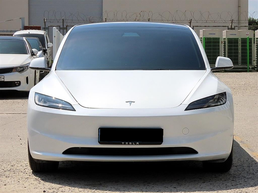 Tesla Model 3 — photo 01