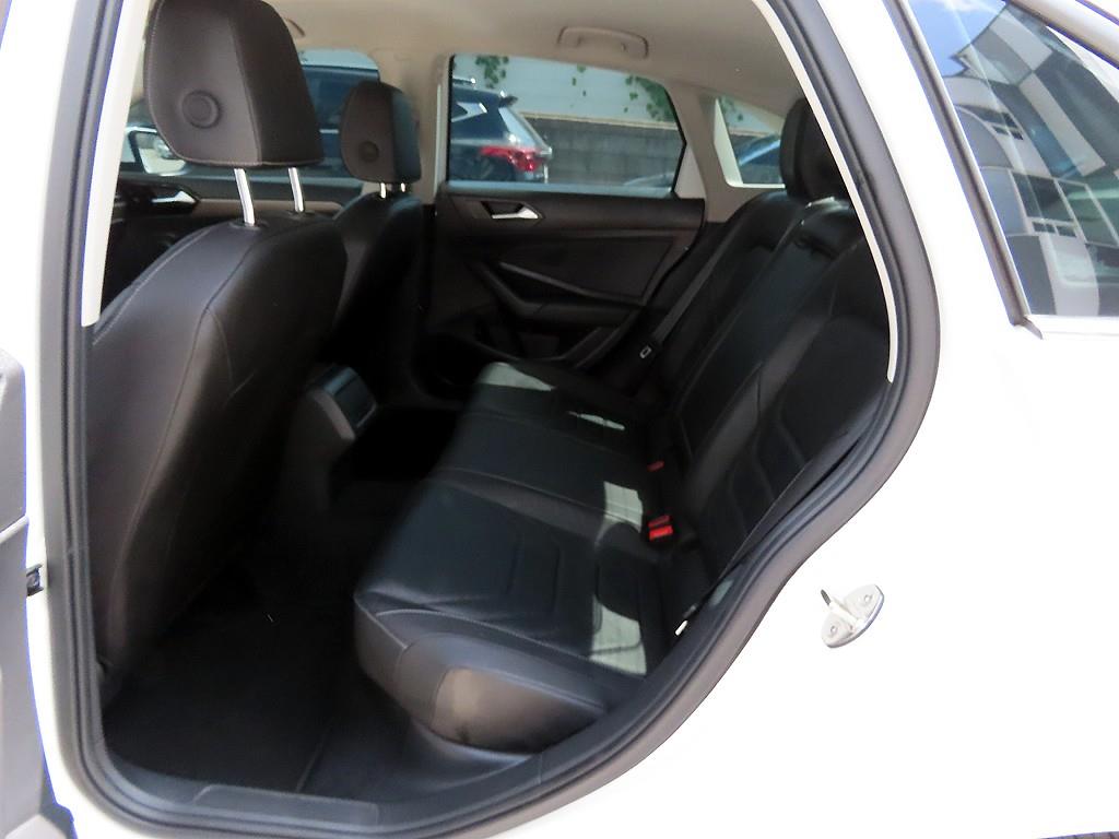 Volkswagen Jetta — photo 06