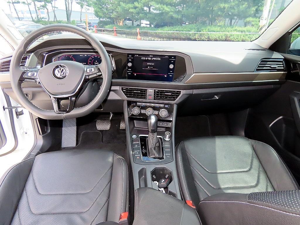 Volkswagen Jetta — photo 07