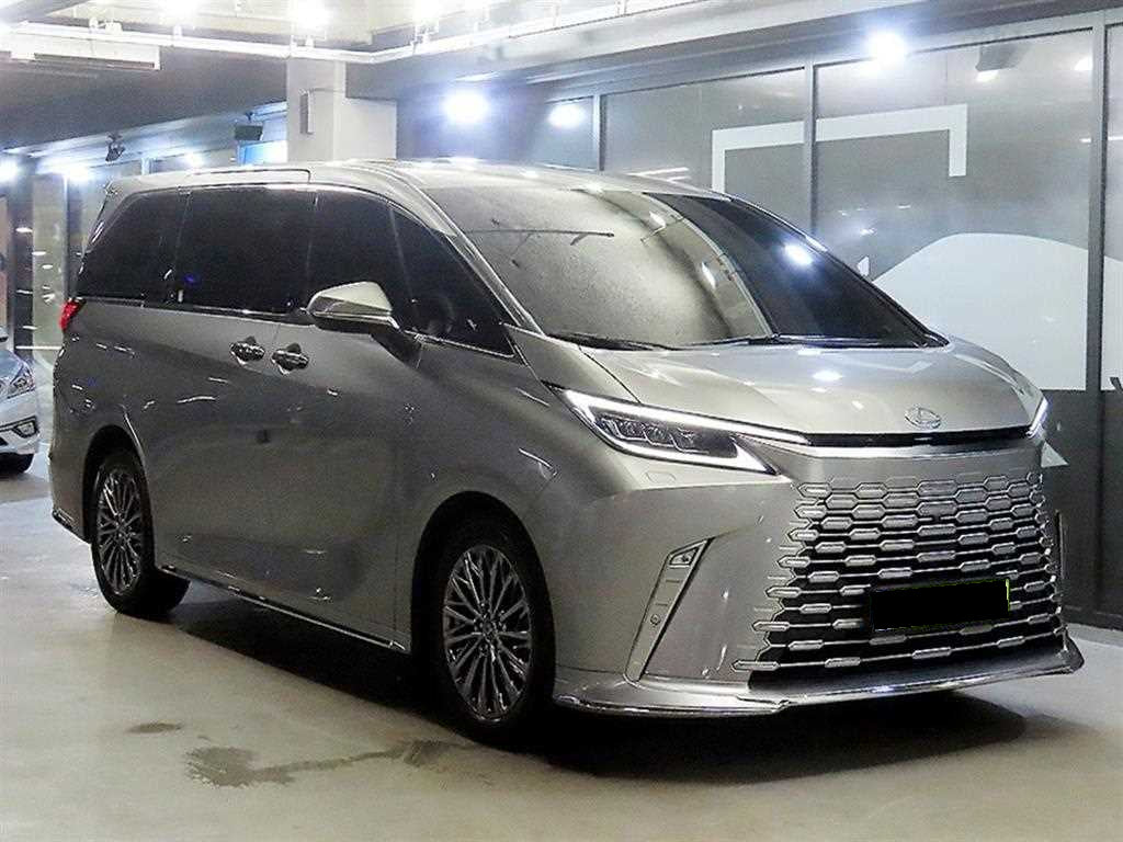 Lexus LM — photo 01