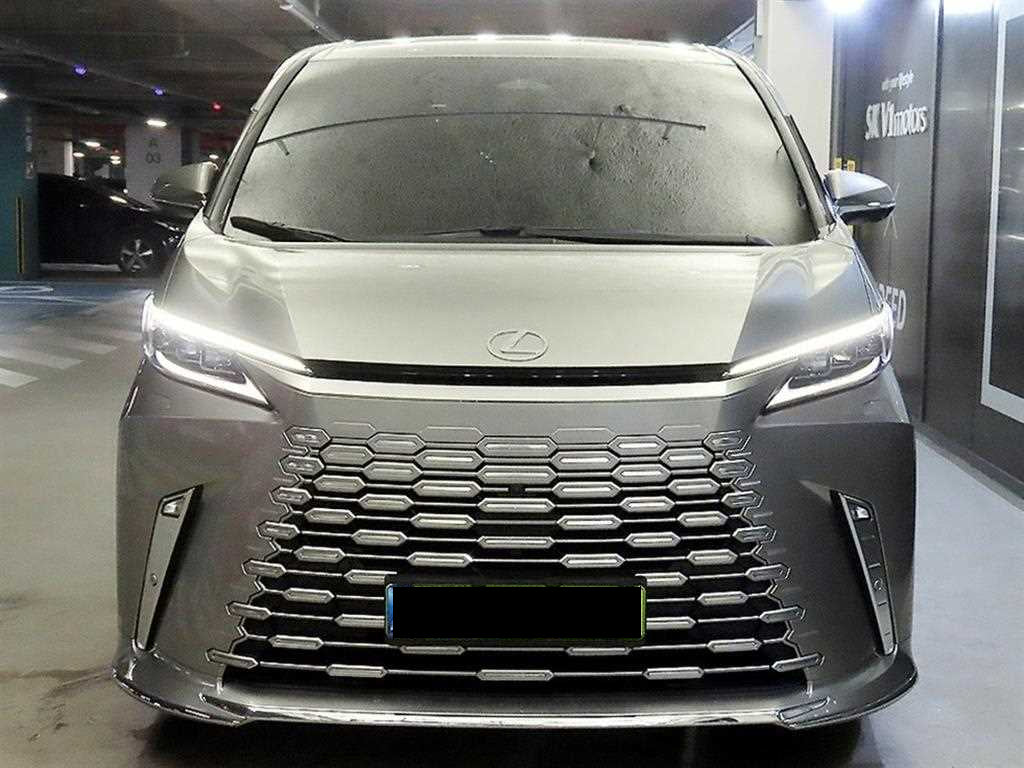 Lexus LM — photo 02