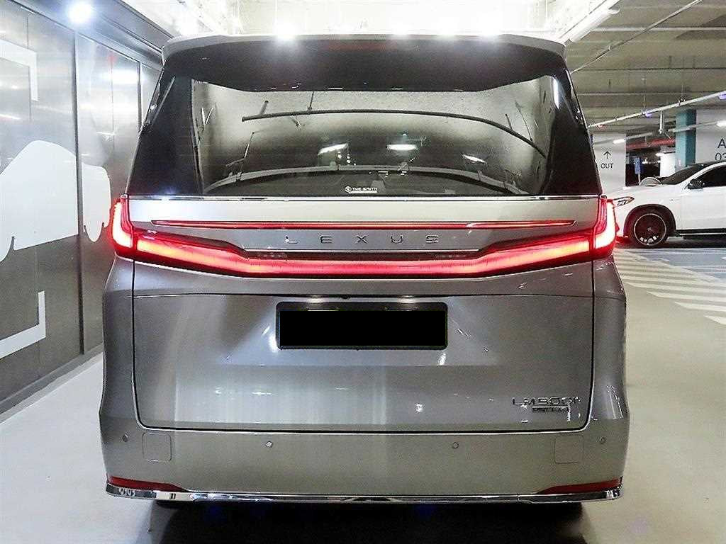 Lexus LM — photo 05