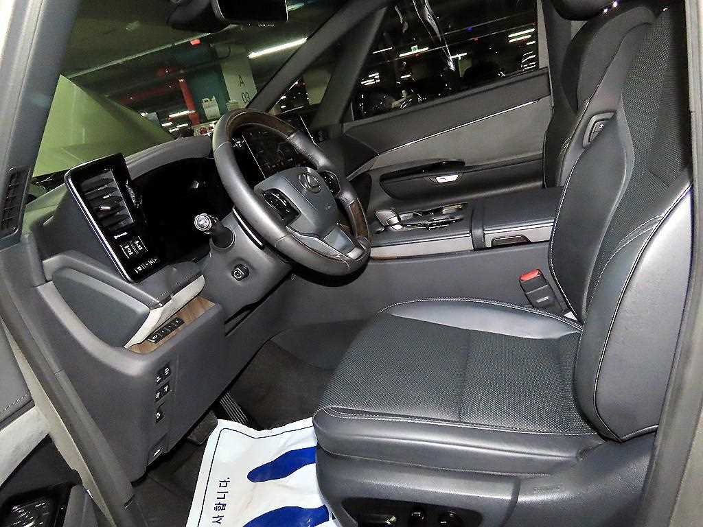 Lexus LM — photo 06