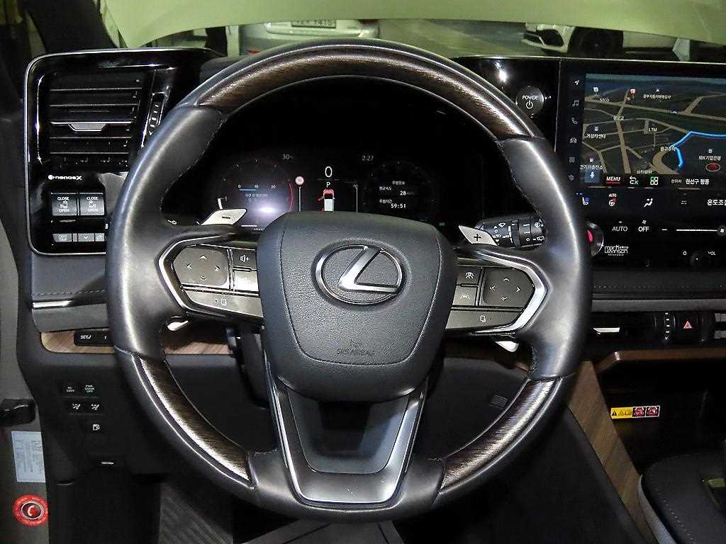 Lexus LM — photo 08