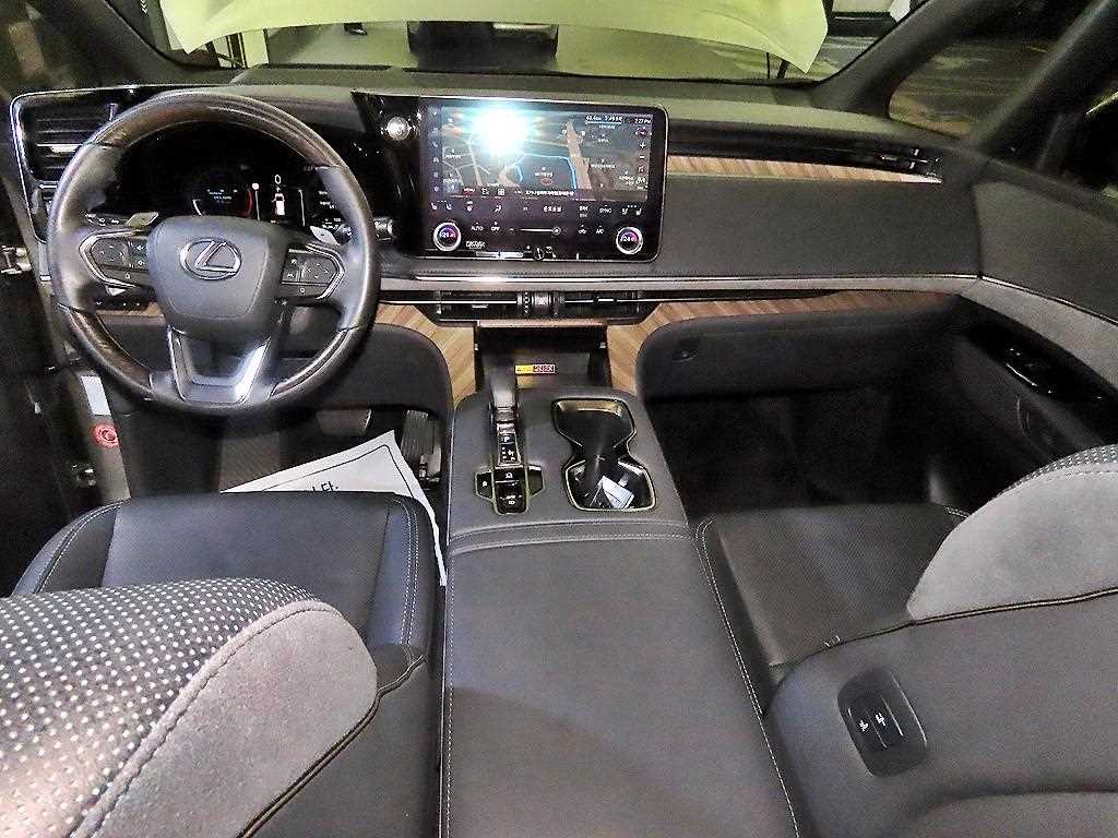 Lexus LM — photo 10
