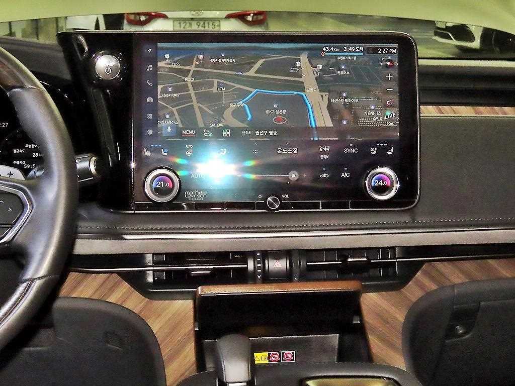 Lexus LM — photo 11
