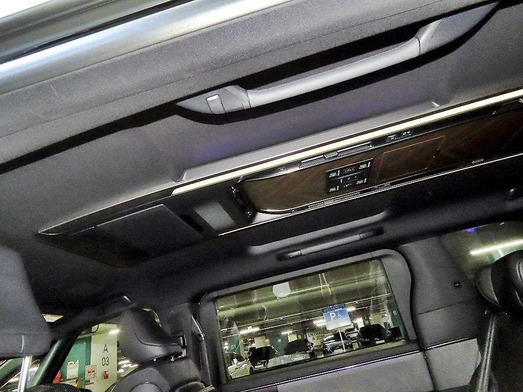 Lexus LM — photo 15