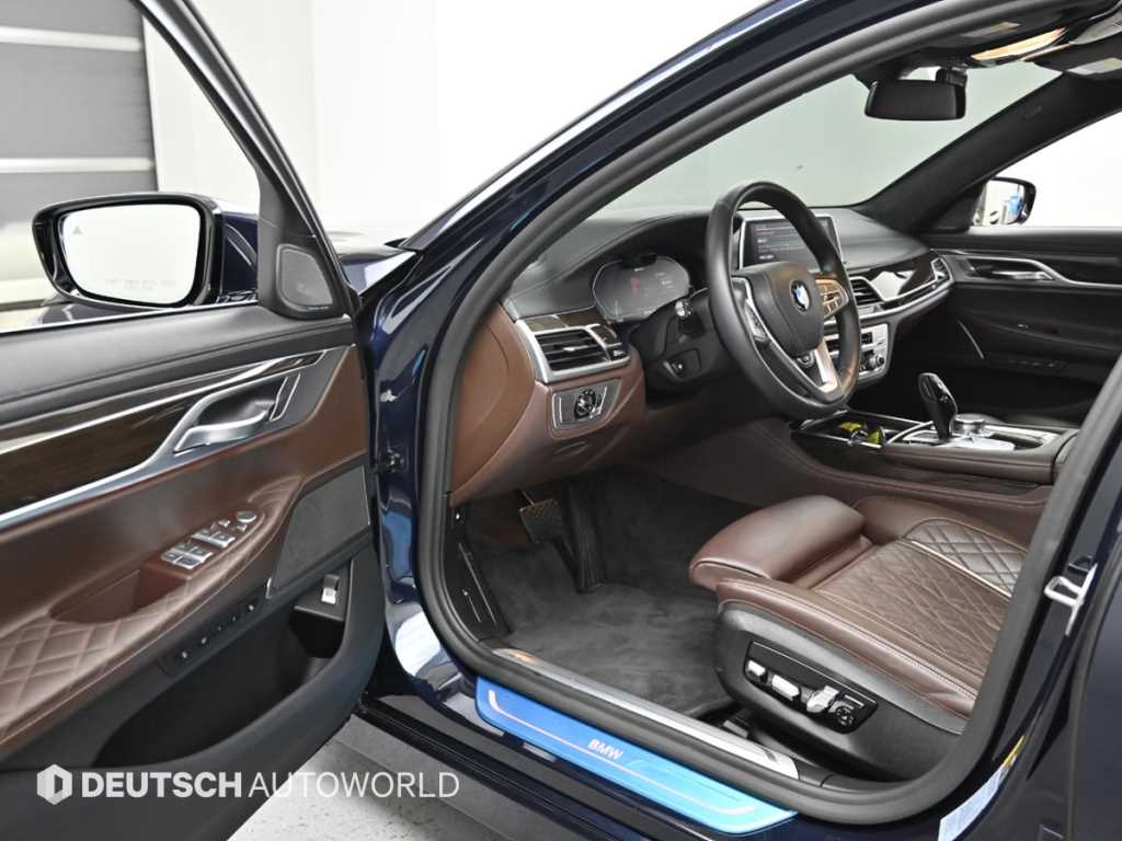 BMW 7-Series — photo 11
