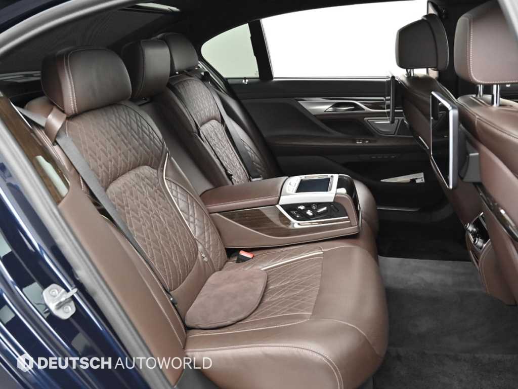 BMW 7-Series — photo 12