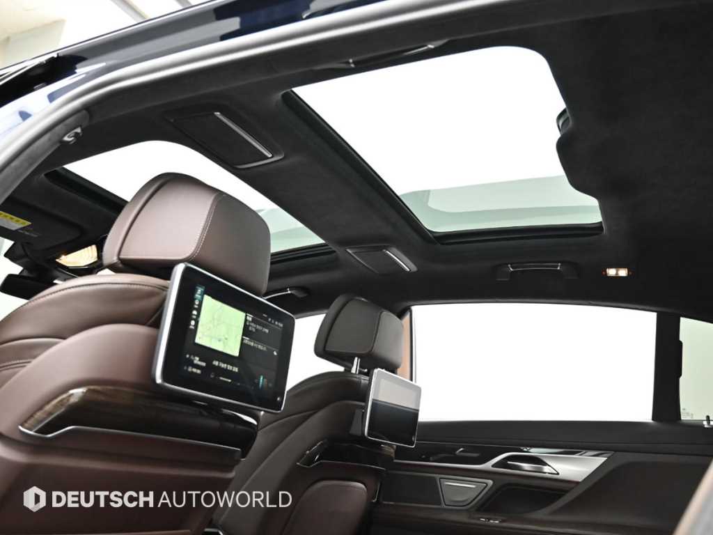 BMW 7-Series — photo 18