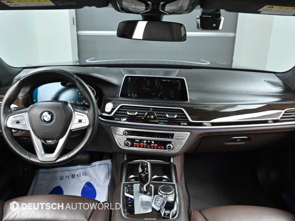 BMW 7-Series — photo 07