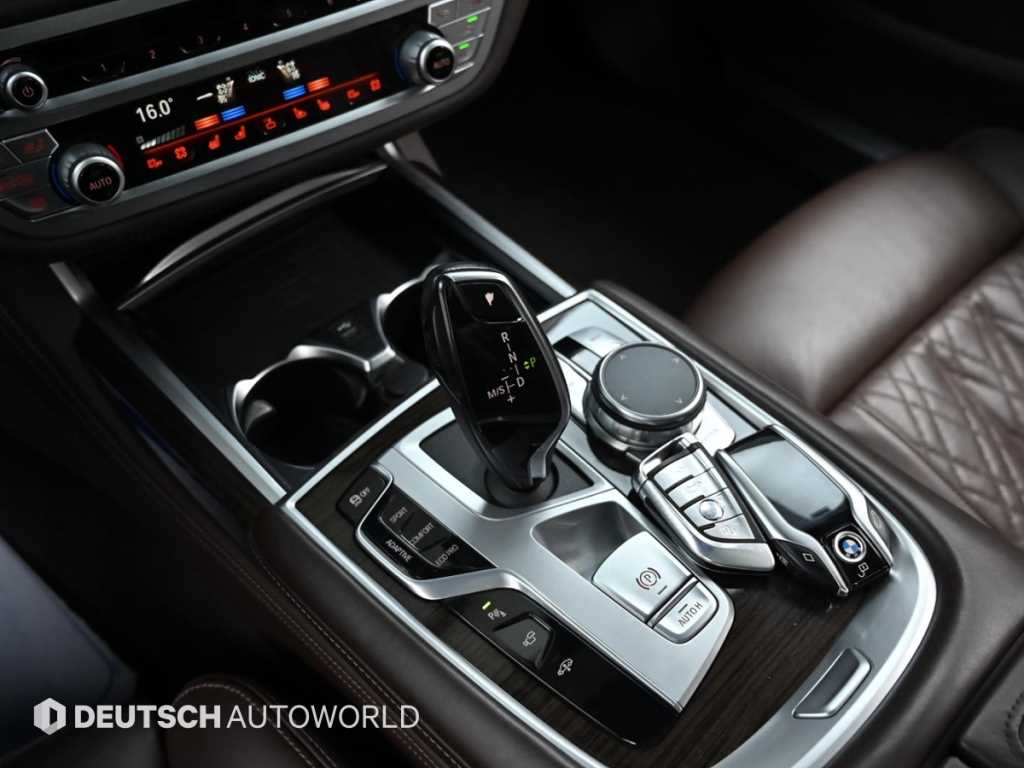 BMW 7-Series — photo 09