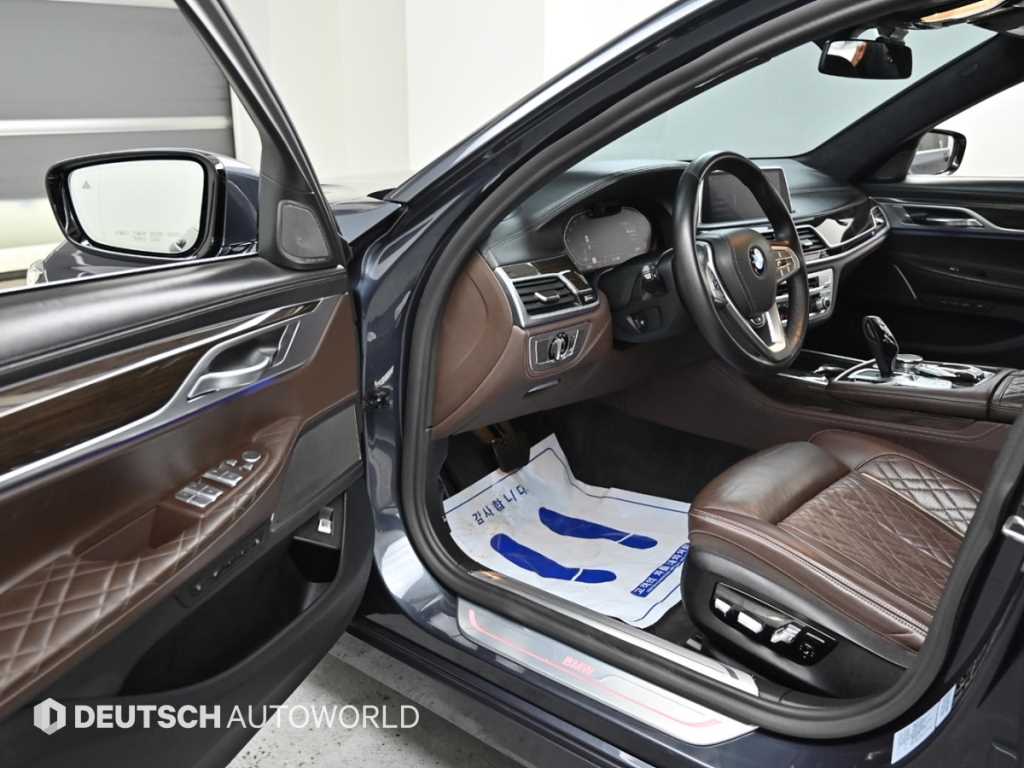 BMW 7-Series — photo 11