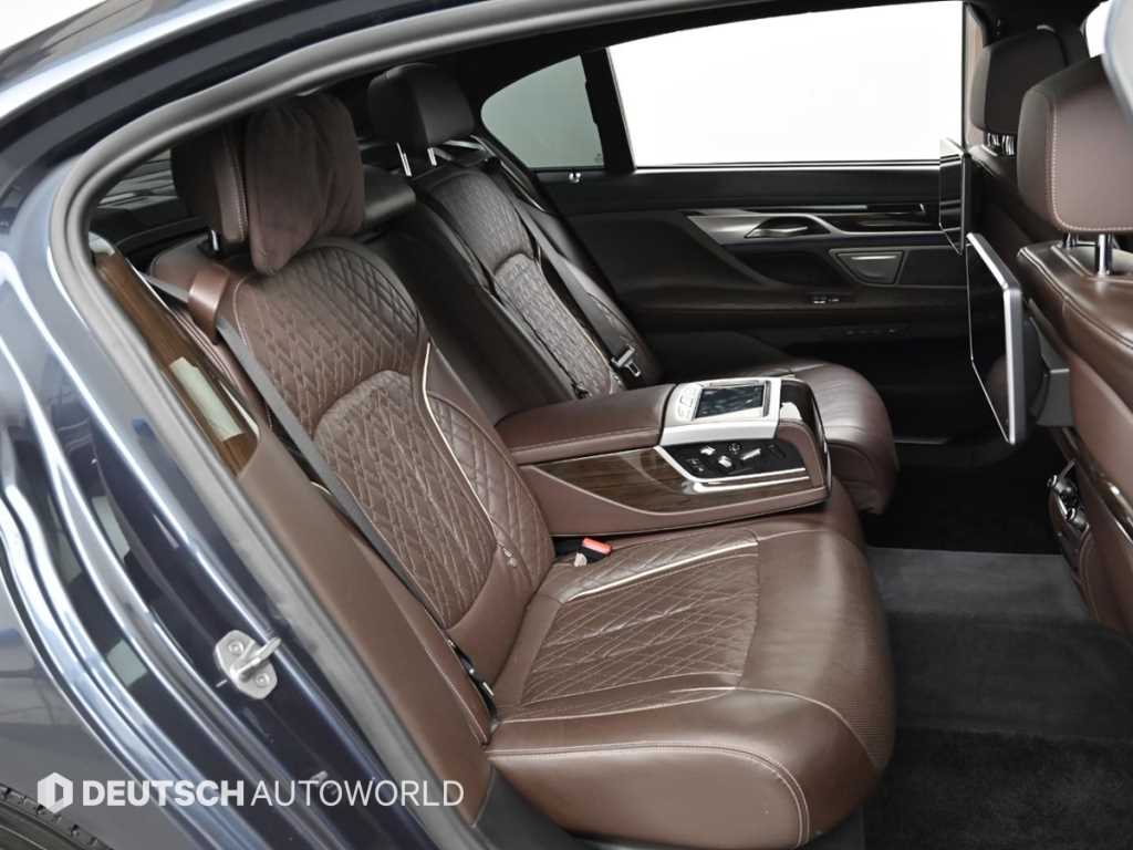 BMW 7-Series — photo 12