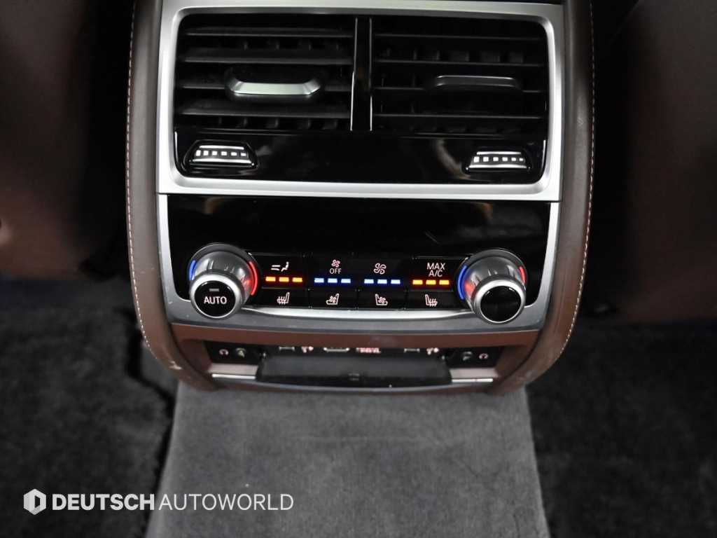 BMW 7-Series — photo 16
