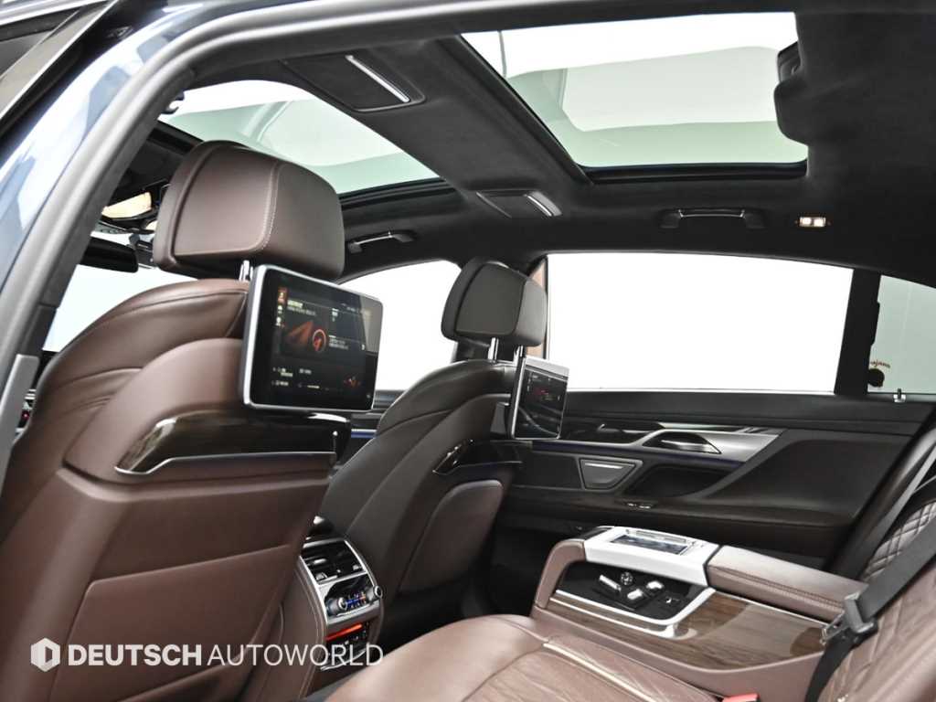 BMW 7-Series — photo 18