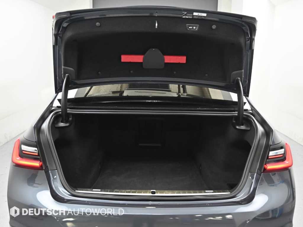 BMW 7-Series — photo 19