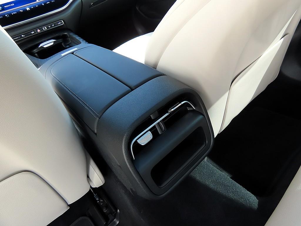 Mercedes-Benz E-Class — photo 15