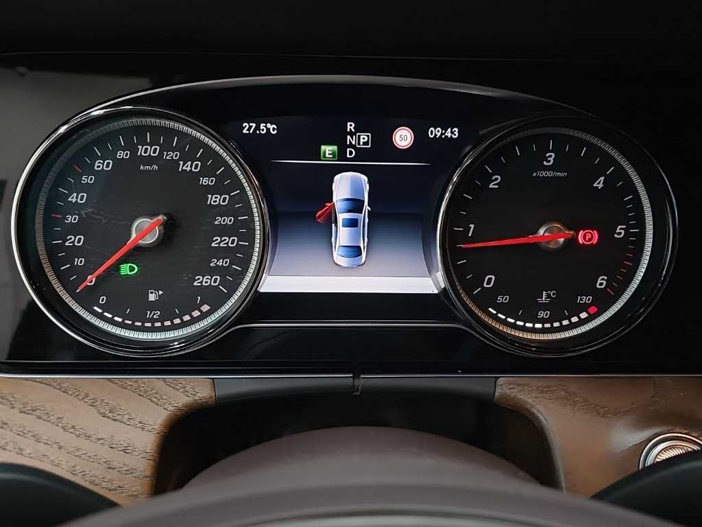 Mercedes-Benz E-Class — photo 06