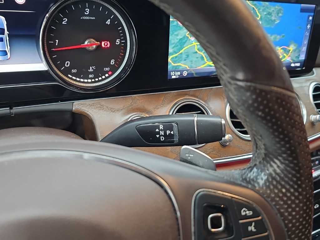 Mercedes-Benz E-Class — photo 08