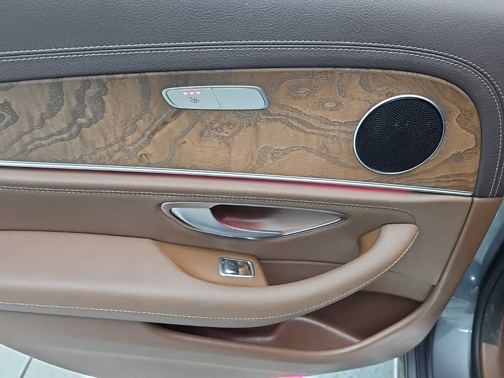 Mercedes-Benz E-Class — photo 13