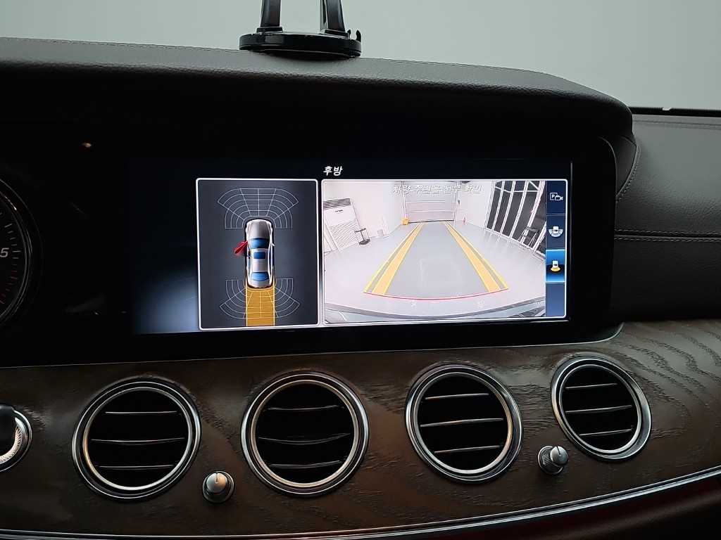Mercedes-Benz E-Class — photo 16