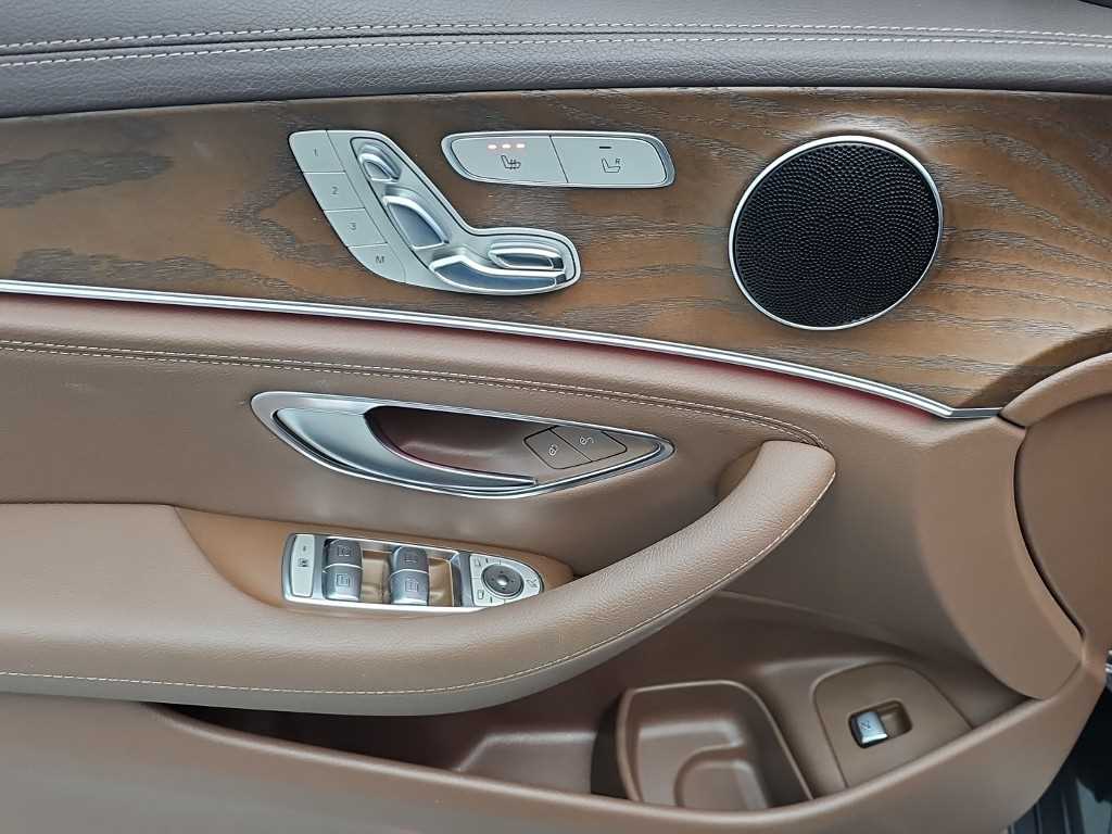 Mercedes-Benz E-Class — photo 17