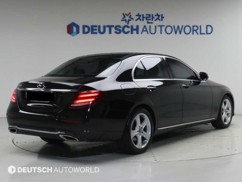 Mercedes-Benz E-Class — photo 02