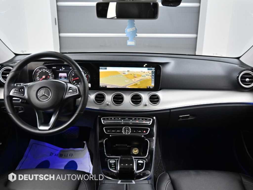 Mercedes-Benz E-Class — photo 07
