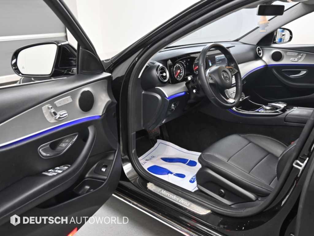Mercedes-Benz E-Class — photo 11